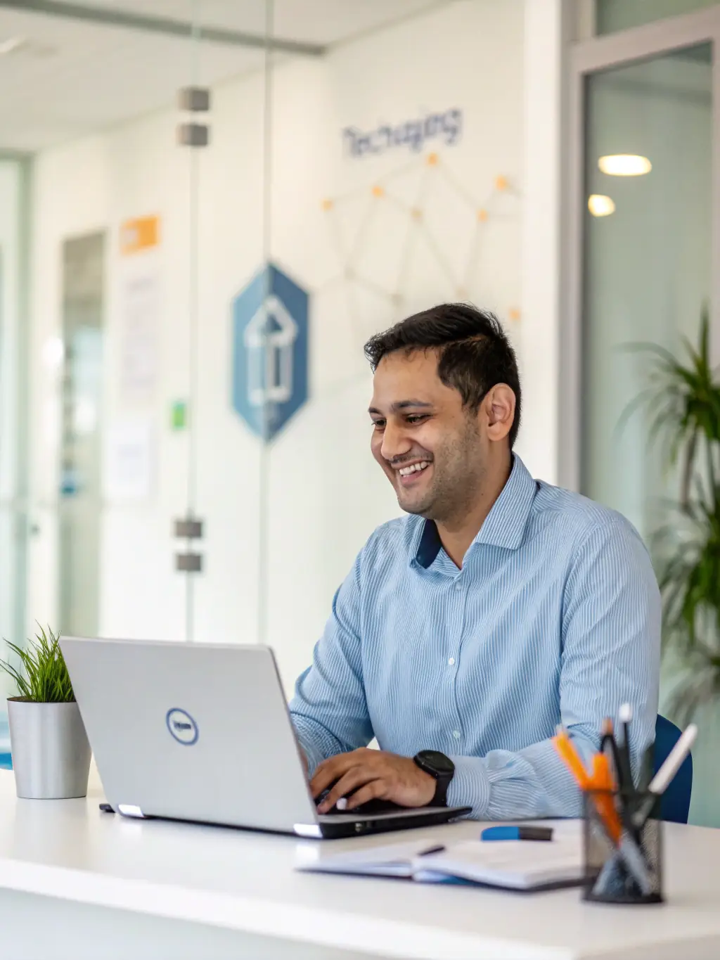 An image of a friendly IT support technician assisting a client with a technical issue, showcasing Expert Cyber's commitment to excellent customer service.